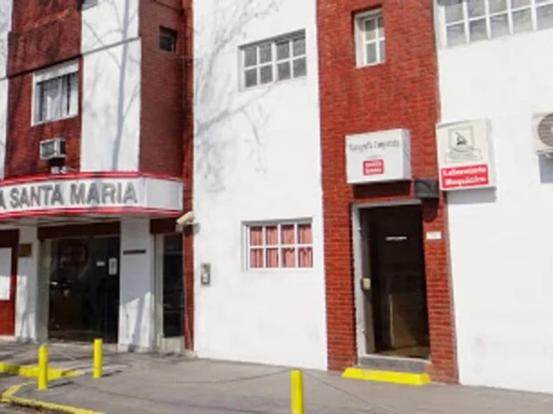 Hallazgo de restos biológicos y una nena de 12 años embarazada: allanan una clínica en Villa Ballester por presunta trata