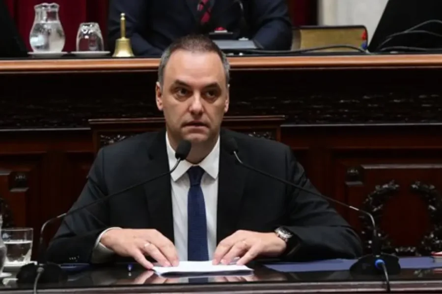 Adorni bajo la lupa: más de 800.000 dólares en gastos a puro efectivo, hipotecas por fuera de los bancos y un sueldo que nunca alcanzó para explicarlos