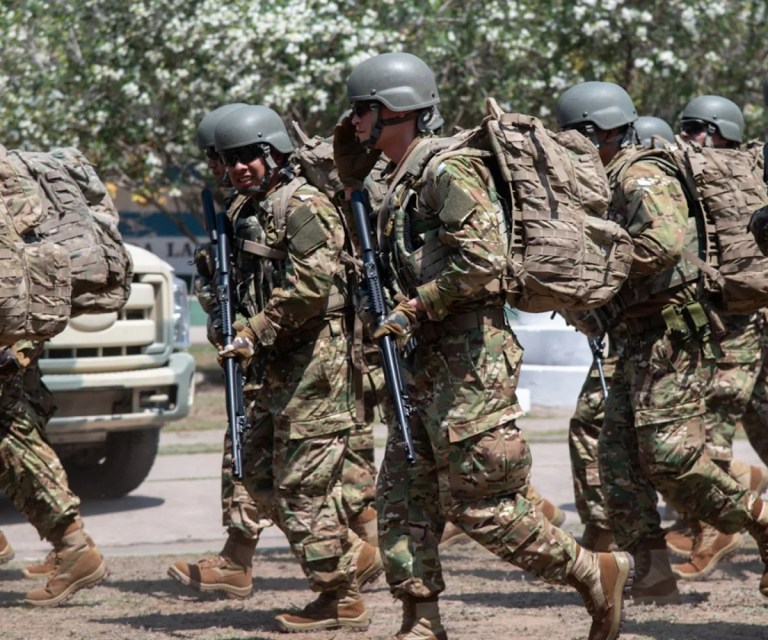 No es chiste: el gobierno quiere su propia Policía Militar para patrullar el conurbano. Y lo está evaluando en serio