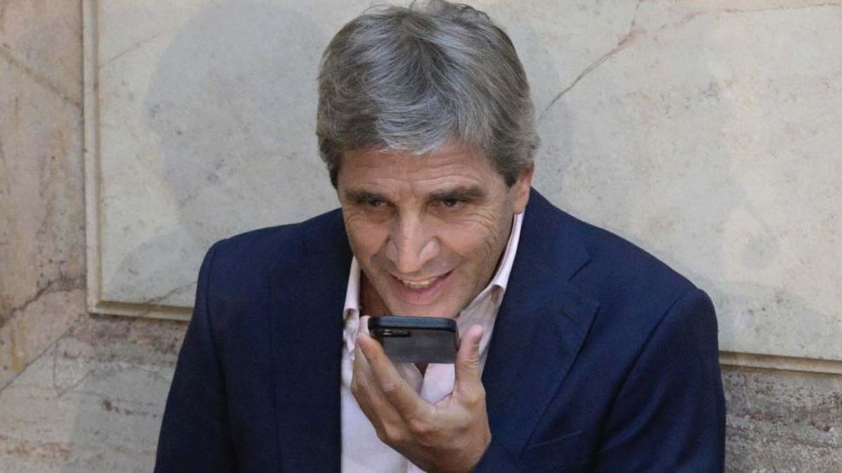 Caputo blinda el 97% de sus depósitos en el exterior: su patrimonio creció 62% mientras predica ajuste en pesos"