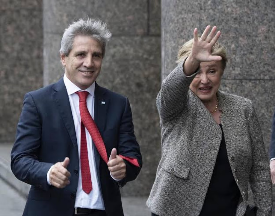 Mientras nos endeudaba a un siglo, Caputo se compraba un campo del tamaño de media Ciudad de Buenos Aires