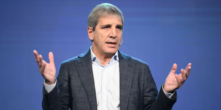 El colchón como trinchera: Caputo insta a los jóvenes a convencer a sus padres de llevar los dólares al sistema bancario