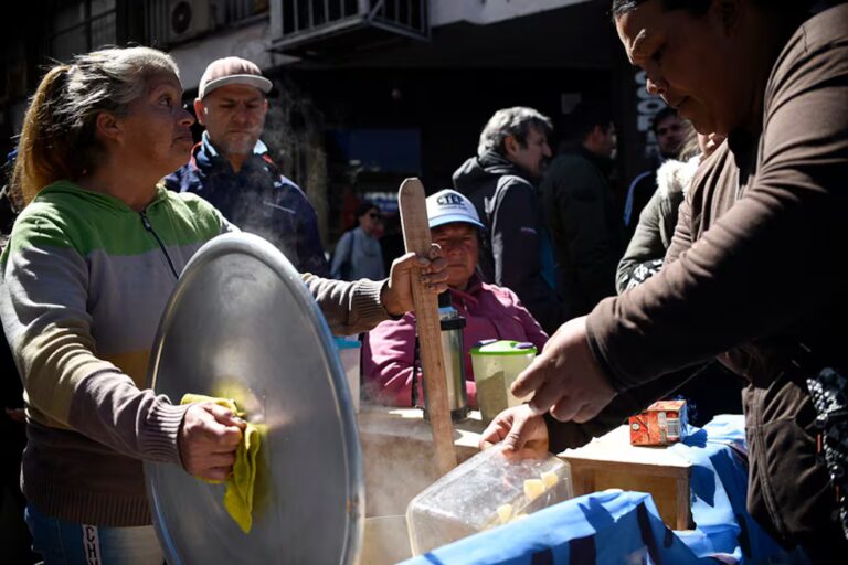 La pobreza en Argentina alcanza a 15,1 millones de personas en el primer semestre de 2026, según consultoras