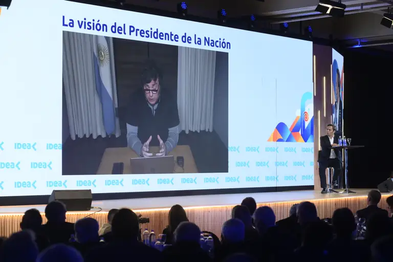 Milei reconoce la desaceleración económica y posterga reformas: exige “paciencia” al empresariado y confronta a la oposición desde el Coloquio de IDEA