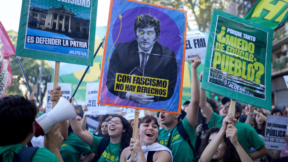 RSF protesta en París contra Milei: denuncia "hostigamiento sistemático" a la prensa durante Argentina Week