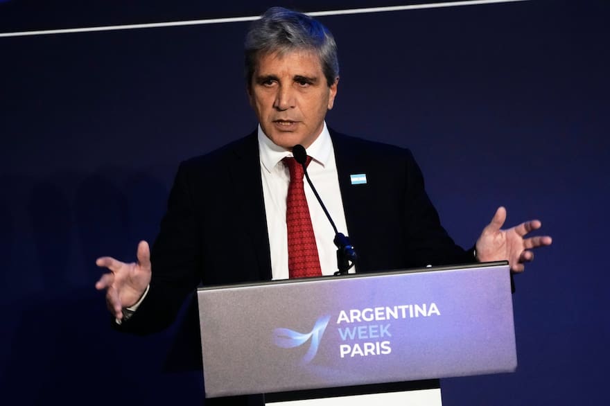 Caputo admite el freno económico y alerta: el riesgo país repunta por el temor a un retorno del kirchnerismo y los shocks globales